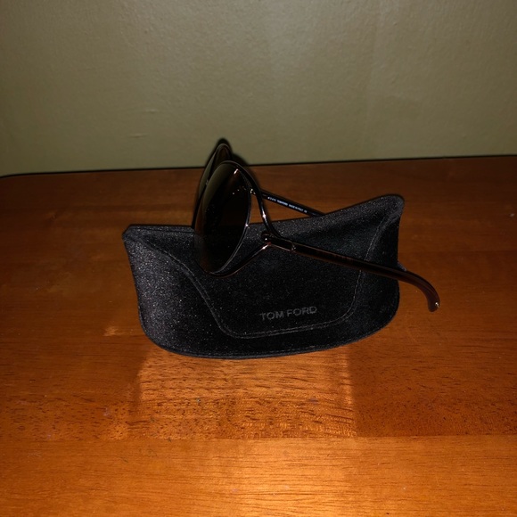 Tom Ford shades with case - Picture 6 of 7